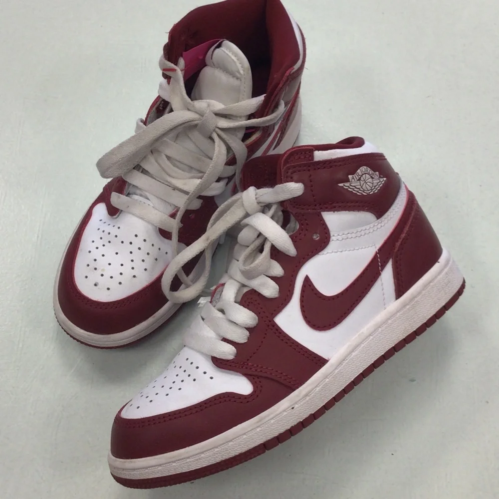 Nike Jordan high Top red white is Sneakers